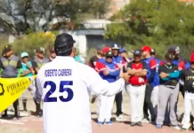 Roberto Cabrera inaugura gradas en campo de beisbol de Ojo de Agua