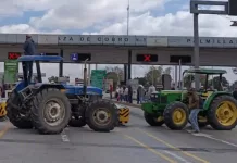 Productores del campo toman caseta de peaje en Palmillas