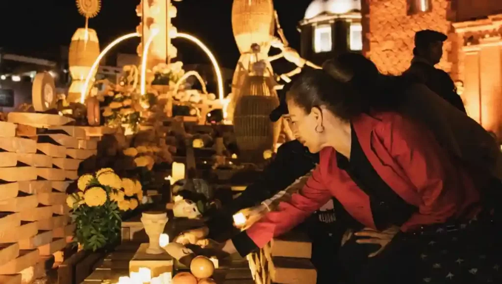 El altar, majestuoso en tamaño y significado, honra con orgullo a quienes han partido, pero que siguen presentes en los corazones de sus seres queridos