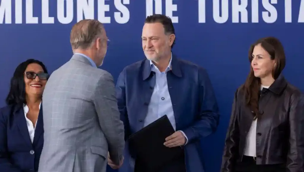 El Gobernador encabezó el anuncio de reapertura con un vuelo inaugural el 4 de diciembre de 2025 que tendrá una frecuencia de jueves y domingo.