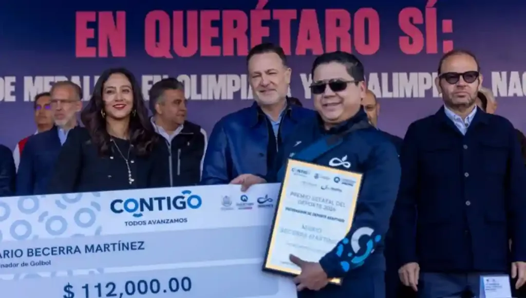 Participaron 38 contingentes entre estudiantes, deportistas, POES, Guardia Nacional, Ejército, Cruz Roja, SSPMQ y Servicios Públicos Municipales. Entregó el Gobernador el Premio Estatal del Deporte.