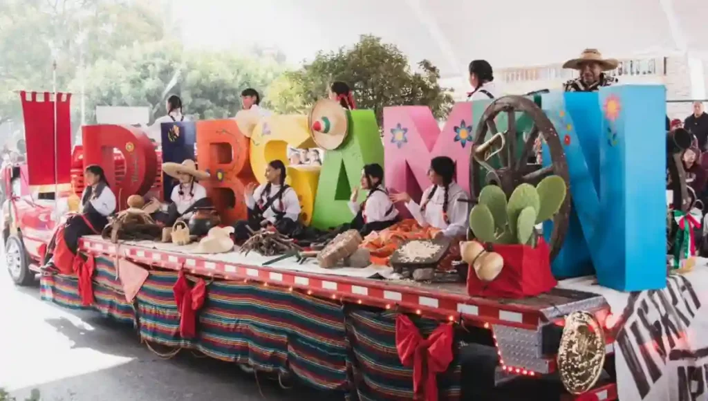 Se contó con la entusiasta participación de 64 instituciones educativas y deportivas, que destacaron con diferentes representaciones.