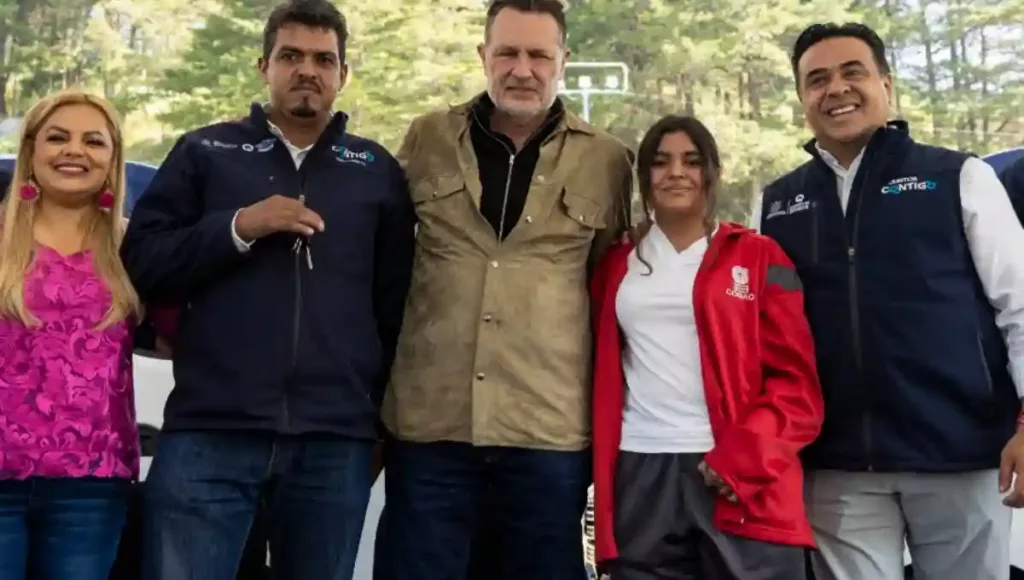 Se hizo la entrega de 10 vehículos nuevos para transporte escolar y también programas sociales que benefician a 660 familias, con cobertura educativa en 32 escuelas.