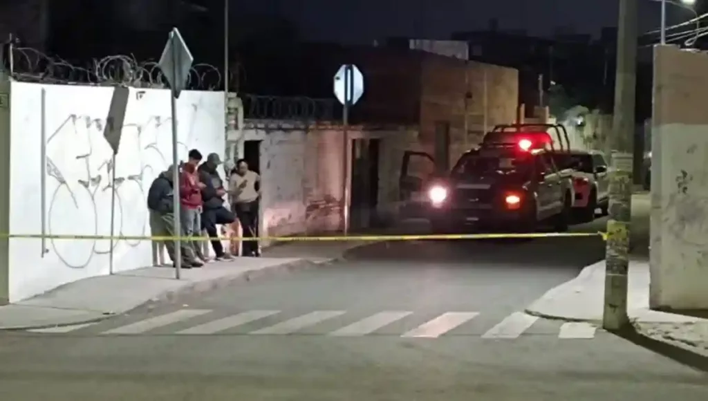 Fue encontrado por sus familiares, quienes acudieron al domicilio debido a que tenían varios días sin saber de el masculino fallecido.