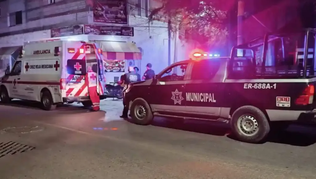 El lesionado acababa de salir de una operación quirúrgica, por lo que fue trasladado a un hospital por los golpes que recibió durante la riña.