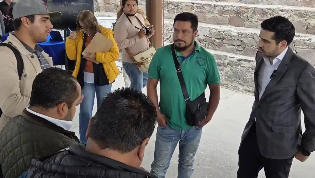 Lleva pláticas a padres de familia para orientarles en el cuidado de niñas, niños y adolescentes.