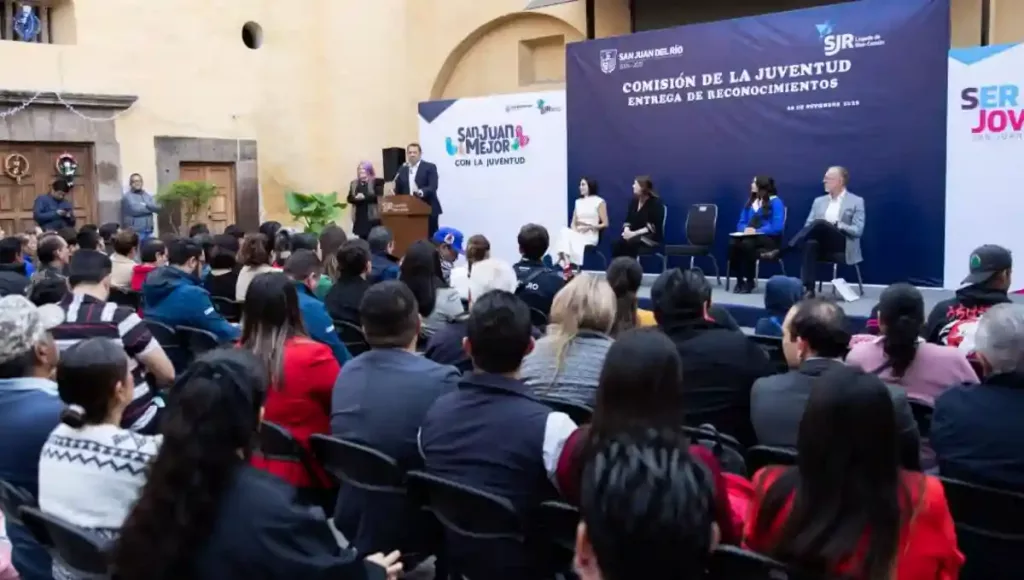 El presidente municipal de San Juan del Río, Roberto Cabrera Valencia, y la regidora Ana Paula Higuera Alanís, galardonaron a 6 deportistas e integrantes de la Red de Centros de Rehabilitación.