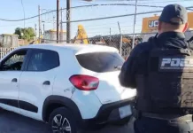 PoEs asegura auto relacionado con un robo, hay dos detenidos