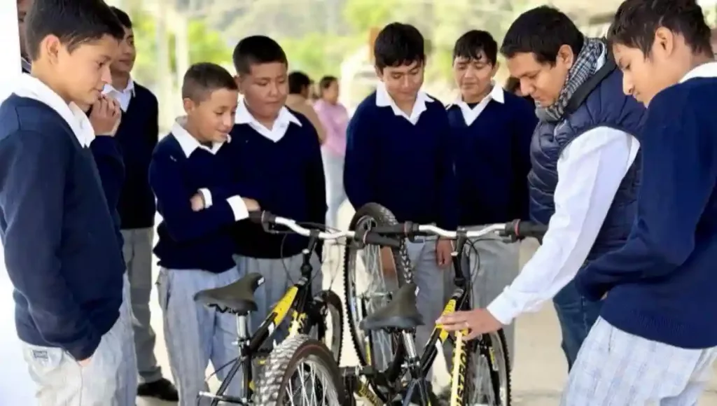 El programa "Ayúdame a llegar", consiste en la entrega de bicicletas, en esta ocasión se entregaron a 66 estudiantes, con una inversión de 300 mil pesos.