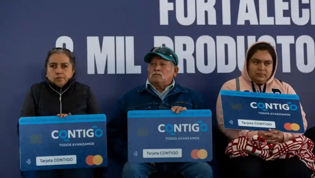 Entregó recursos económicos a agricultores que sufrieron daños en sus cultivos por las lluvias y el desbordamiento de cuerpos de agua, en octubre pasado.