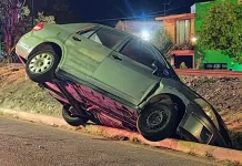 Vehículo queda en dren pluvial, conductor se daba a la fuga