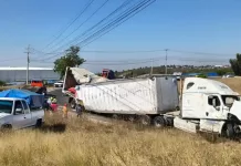 Rapiña tras volcadura de tráiler con papel higiénico