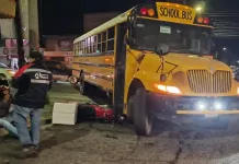Camión de transporte escolar atropella a motociclista