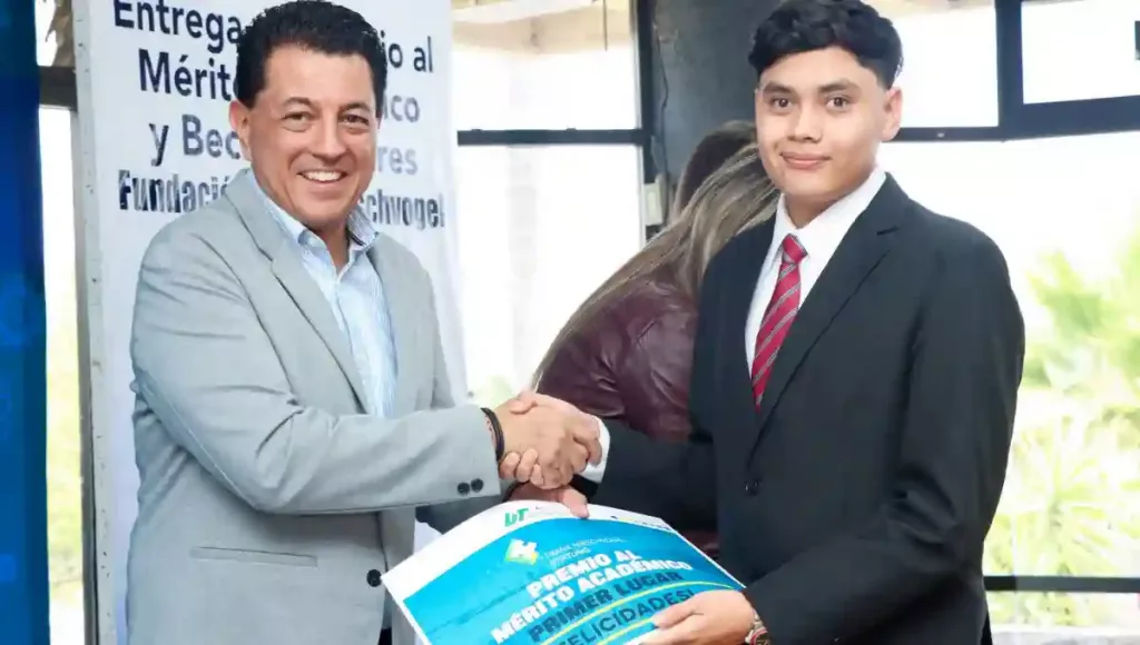 Un total de 12 estudiantes recibieron el Premio al Mérito Académico, mientras que 38 alumnos más resultaron beneficiados con una beca escolar.