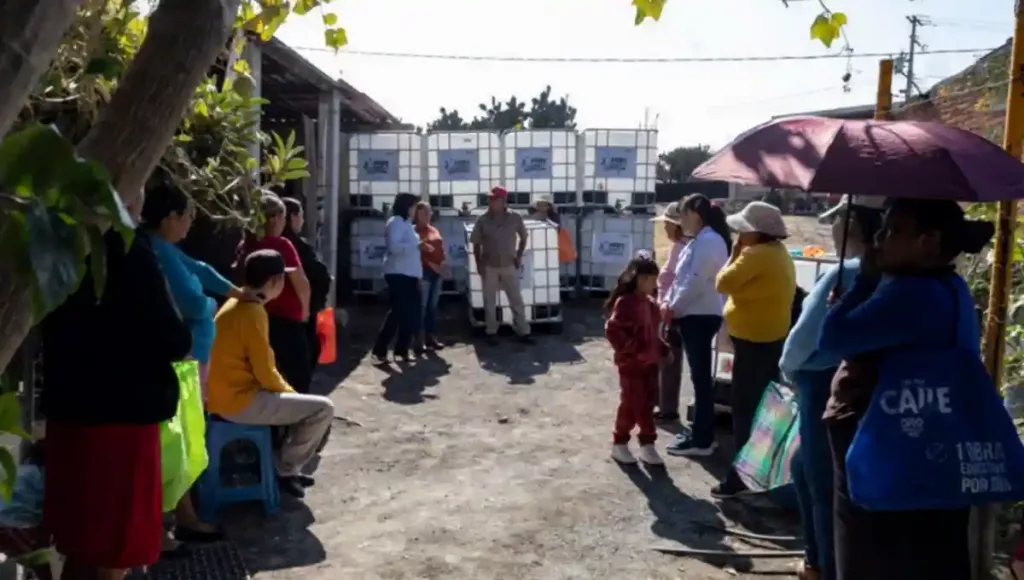 Se realizó la entrega de 42 contenedores, fortaleciendo el apoyo integral que forma parte del programa "Agua a tu Alcance".