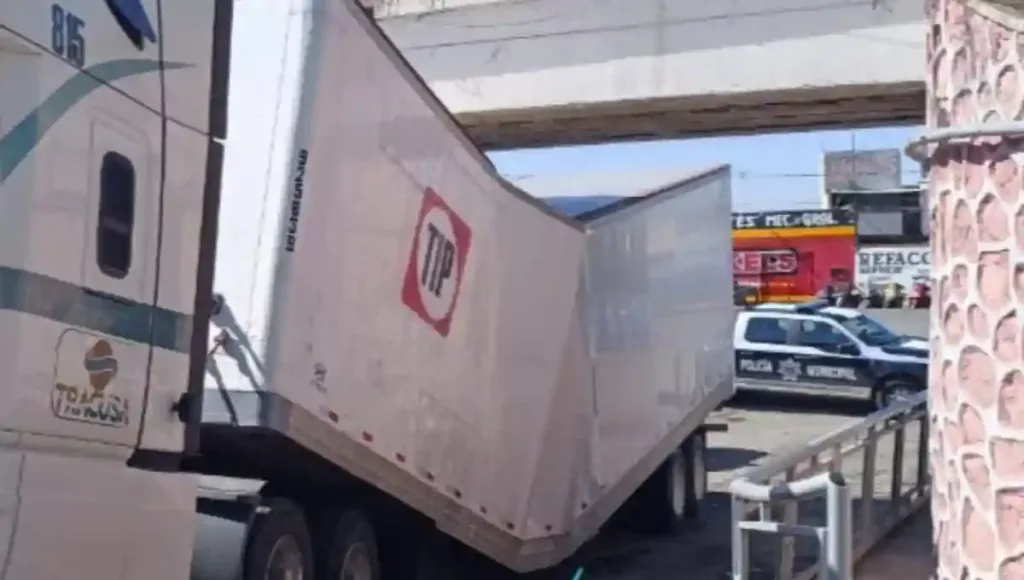 La vialidad tuvo que ser cerrada para poder hacer los trabajos correspondientes y quitar la unidad de la zona