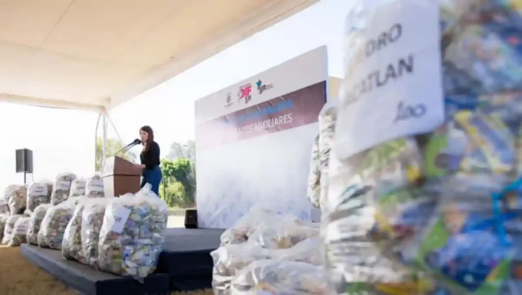 Durante el acto, realizado en las instalaciones del Sistema Municipal DIF, se entregaron más de 26 mil bolsas a las autoridades auxiliares, quienes las repartirán en sus comunidades.