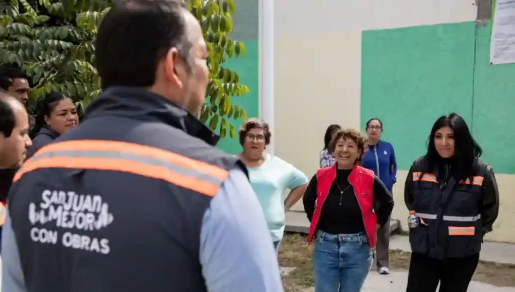 Los trabajos incluyeron la construcción de drenaje sanitario, tomas de agua potable, banquetas de concreto y la colocación de empedrado.