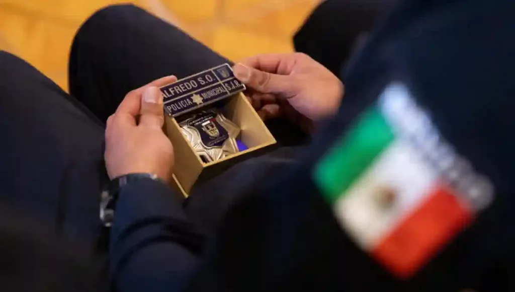 En la ceremonia con motivo del Día de la y el Policía, se entregó un reconocimiento al mérito; otro más al valor; tres a la perseverancia; cinco más a la eficiencia; además de ocho insignias y gafetes.