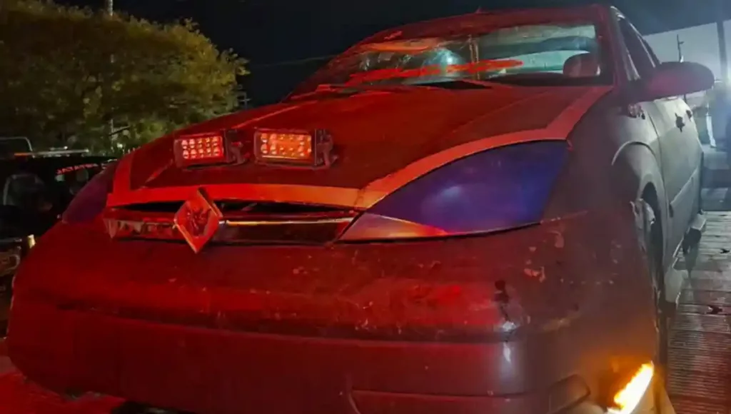 Como resultado, se aseguró sustancia cristalina con características similares a la cocaína, un arma réplica, así como equipo balístico.