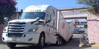 Tráiler quedas atorado en puente ferroviario