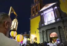San Juan del Río se iluminó con la tradicional “77ª Procesión de los Farolitos 2025”