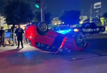 Se registra volcadura de vehículo en Paseo Central