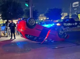 Se registra volcadura de vehículo en Paseo Central