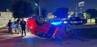 Se registra volcadura de vehículo en Paseo Central