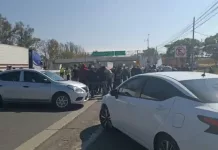 Autopista bloqueada por conductores de plataformas digitales