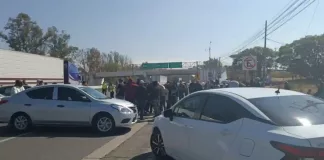 Autopista bloqueada por conductores de plataformas digitales