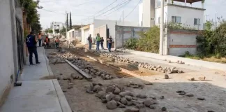 Roberto Cabrera supervisa rehabilitación de calle en Vista Hermosa en la que se invierten más de 4 mdp