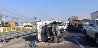 Volcadura deja un lesionado de gravedad en la 57