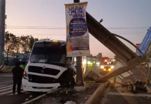 Transporte de personal impacta contra semáforo en Paseo Central