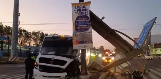 Transporte de personal impacta contra semáforo en Paseo Central