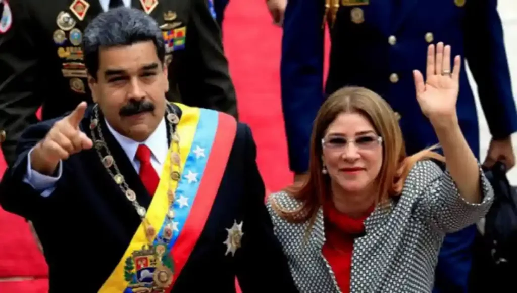 El presidente Trump informa que el líder venezolano está siendo trasladado a Nueva York en el buque U.S.S. Iwo Jima para enfrentar cargos criminales.