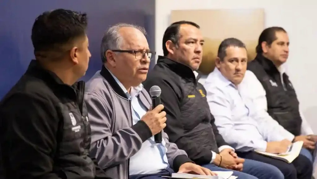 El presidente municipal de San Juan del Río, Roberto Cabrera Valencia, recordó que el gobierno sanjuanense mantiene la calificación AA otorgada por Fitch Ratings.