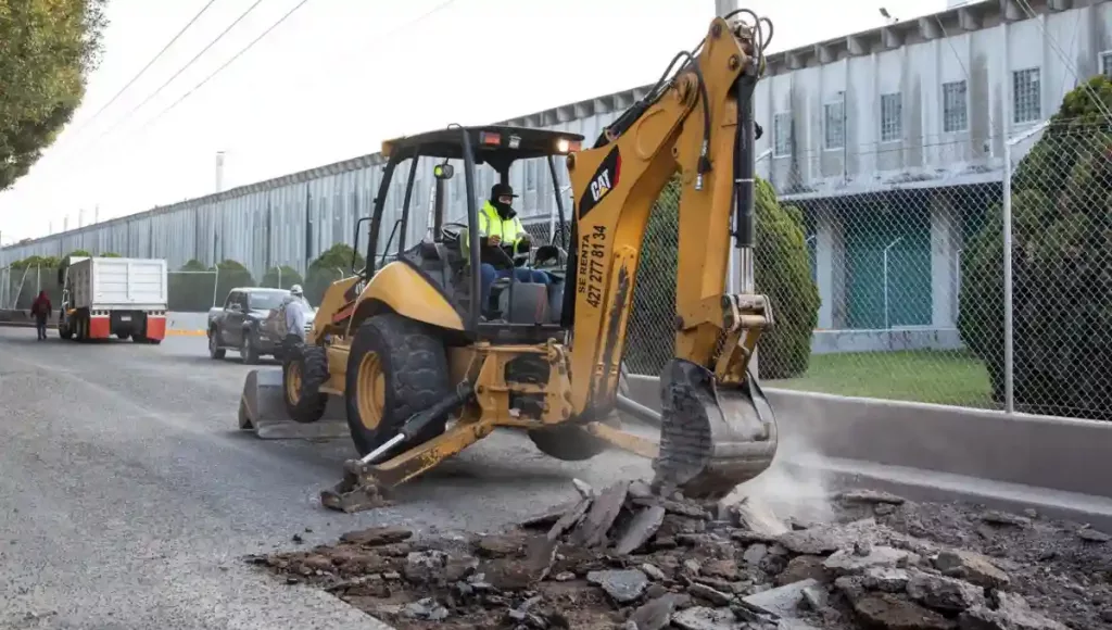 Los trabajos incluyen el corte y levantamiento de carpeta dañada para garantizar reparaciones duraderas.