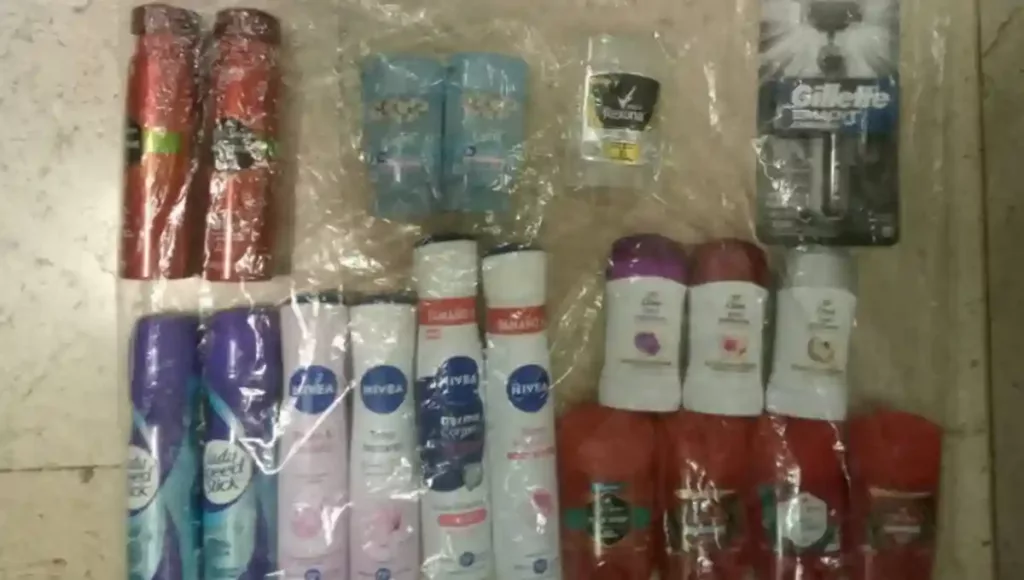 Ocultaban diversos productos entre sus ropas, para posteriormente intentar salir del lugar sin efectuar el pago correspondiente.