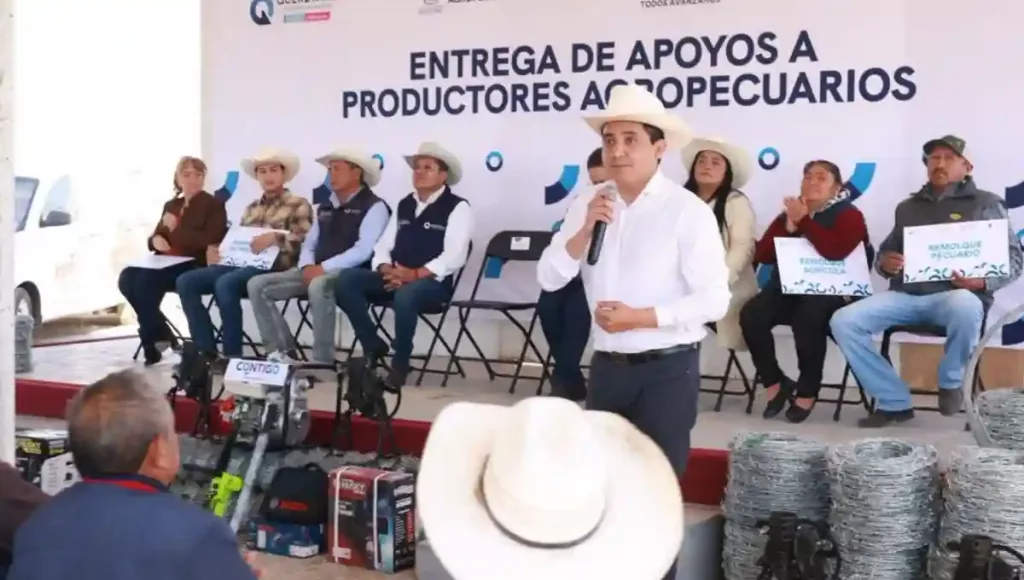 Se realizó la entrega de implementos agrícolas y forrajeros, tractores, herramientas, sementales, vientres y semilla de cultivos básicos en beneficio de 53 productores.