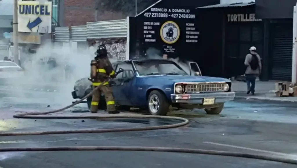 El vehículo se incendio en Av. Río Moctezuma, dos personas resultaron con quemaduras de primer grado.