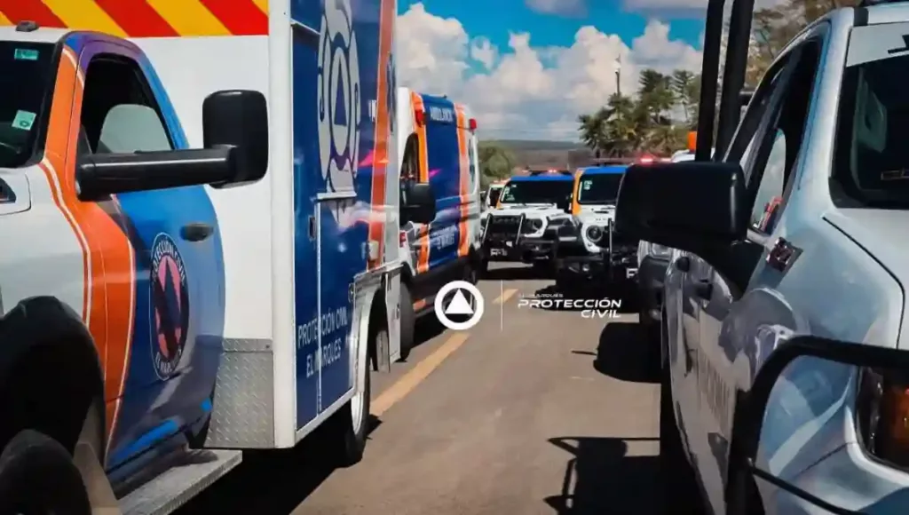 Se hizo el reporte de dos personas al interior de un vehículo, en paro cardio respiratorio en el acceso al Aeropuerto Internacional de Querétaro.