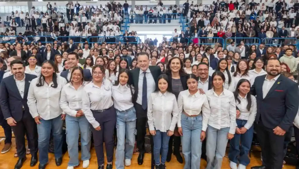 Mauricio Kuri distinguió la preparación y vocación de las y los egresados, y les convocó a continuar fortaleciendo la educación en la entidad.