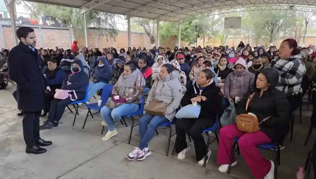 Continúa llevando talleres y orientación en apoyo a los padres de familia.