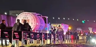 Tras persecución policíaca aseguran pipa con hidrocarburo, hay dos detenidos