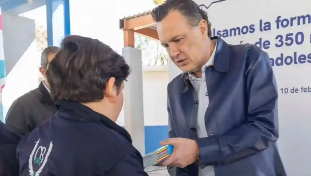 Arrancó la distribución estatal de la segunda edición del paquete de libros “Defensores de Querétaro”.