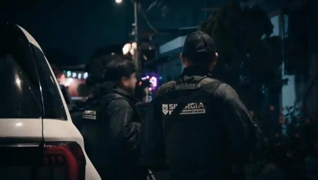 Como resultado de la diligencia, se logró la detención de dos hombres y el aseguramiento de diversas dosis de narcóticos y objetos relacionados con la dosificación de sustancias.