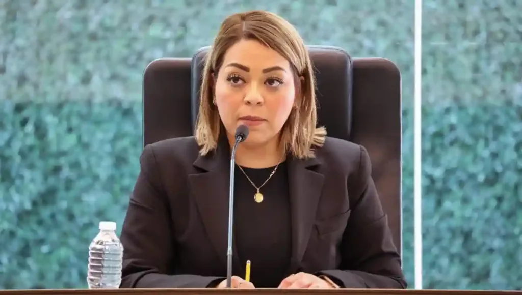 En Sesión Solemne de Pleno se develaron letras doradas en el Salón de Sesiones “Constituyentes de 1916-1917”, en homenaje a los “200 años de la Constitución Política del Estado de Querétaro de 1825.