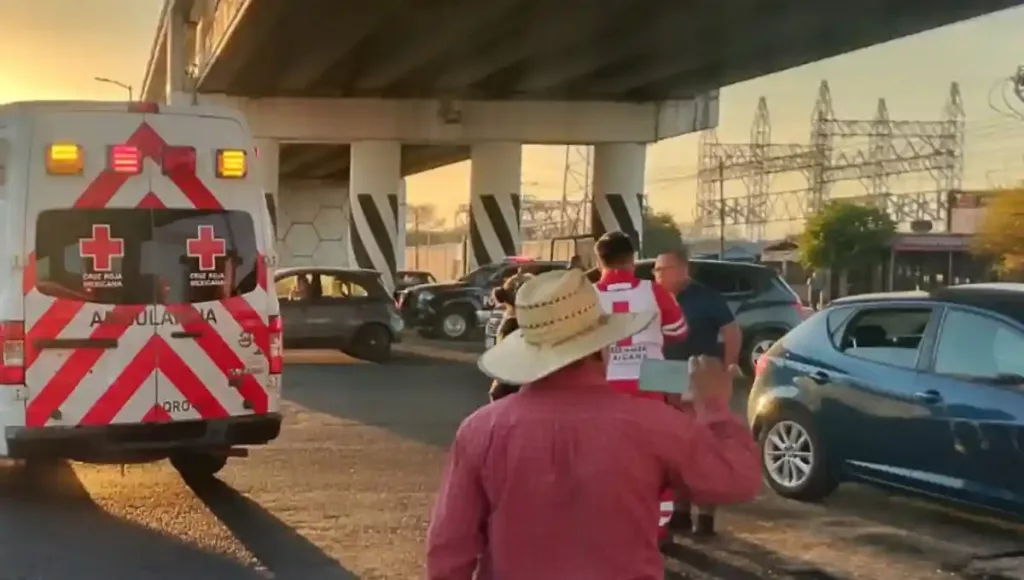 Impactante choque deja dos lesionados en Tequisquiapan con dirección a Ezequiel Montes, se trató de una camioneta del Ejército Mexicano y un vehículo particular.