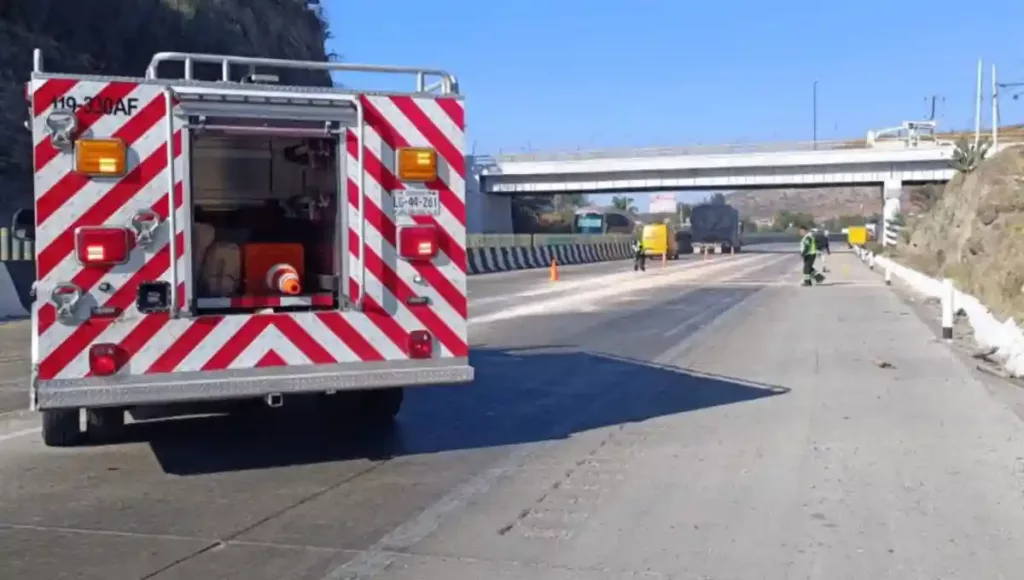 Un camión de carga derramó accidentalmente una cantidad considerable de piedras y tierra sobre la carpeta asfáltica.